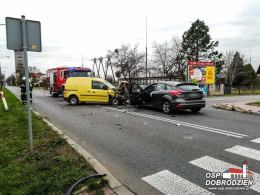 Trzy osobówki zderzyły się w Dobrodzieniu. Dwie osoby w szpitalu