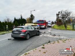 Trzy osobówki zderzyły się w Dobrodzieniu. Dwie osoby w szpitalu