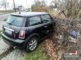 Trzy osobówki zderzyły się w Dobrodzieniu. Dwie osoby w szpitalu