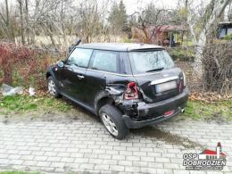 Trzy osobówki zderzyły się w Dobrodzieniu. Dwie osoby w szpitalu