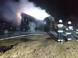 Pożar w bazie transportowej. Spłonęło 5 ciągników siodłowych