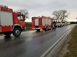 Dachowanie na ulicy Lipowej w Opolu. W pojeździe matka z małym dzieckiem
