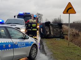 Dachowanie na ulicy Lipowej w Opolu. W pojeździe matka z małym dzieckiem