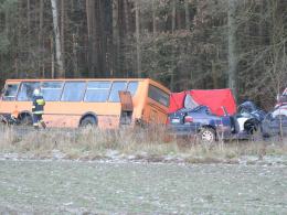 Autobus szkolny zderzył się z BMW. Nie żyje 24-latek