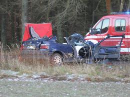 Autobus szkolny zderzył się z BMW. Nie żyje 24-latek