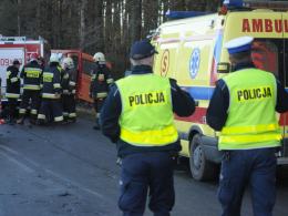 Autobus szkolny zderzył się z BMW. Nie żyje 24-latek