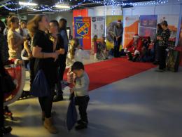 Około setka dzieci z domów dziecka została obdarowana prezentami w Dom Expo