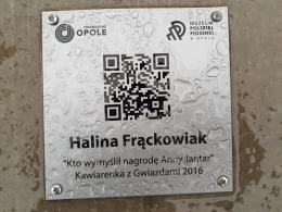 Tabliczki z kodem QR na ławkach wzdłuż Krakowskiej. Co zobaczymy skanując kod?