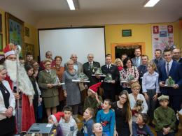 Mikołaj w mundurze u dzieci z Głogówka