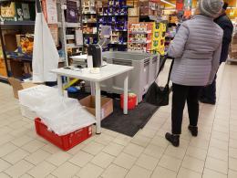 W wielu marketach nie kupimy już żywego karpia, w niektórych jednak nadal jest pakowany do siatek