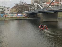 Akcja ratunkowa na Odrze w Opolu, z rzeki wyciągnięto człowieka
