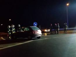 Niebezpieczne zdarzenie w Kuniowie. Ranny kierowca opla