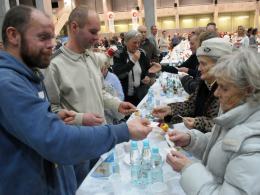 Nakrycia dla blisko 1200 gości przygotowano z okazji wigilii dla samotnych