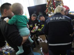 Strażacy ochotnicy z podarunkami odwiedzili oddział dziecięcy w Uniwersyteckim Szpitalu Klinicznym
