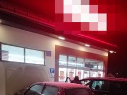 60 latka bez prawa jazdy wjechała w sklep