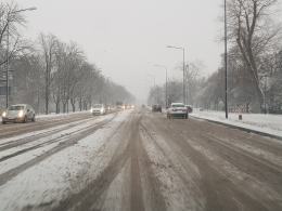 Opady śniegu sparaliżowały ruch drogowy. Muszą uważać także piesi
