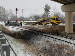 Samochód osobowy utknął na torach kolejowych