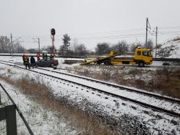 Samochód osobowy utknął na torach kolejowych