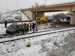 Samochód osobowy utknął na torach kolejowych