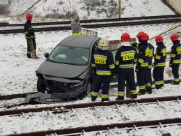 Samochód osobowy utknął na torach kolejowych
