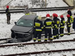 Samochód osobowy utknął na torach kolejowych