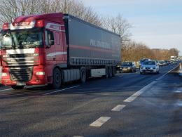 Rolnicy w kolumnie 32 traktorów blokowali krajową 94 