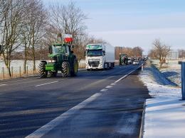 Rolnicy w kolumnie 32 traktorów blokowali krajową 94 