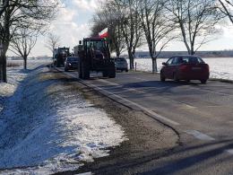 Rolnicy w kolumnie 32 traktorów blokowali krajową 94 