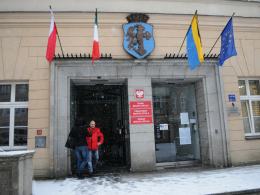 Opolanie wpisują się do księgi kondolencyjnej w holu Ratusza