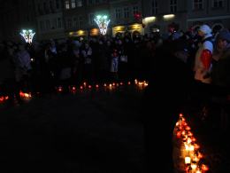 Setki Opolan odpaliło zimne ognie na rynku w solidarności z Gdańskiem