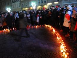 Setki Opolan odpaliło zimne ognie na rynku w solidarności z Gdańskiem