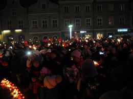 Setki Opolan odpaliło zimne ognie na rynku w solidarności z Gdańskiem