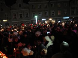 Setki Opolan odpaliło zimne ognie na rynku w solidarności z Gdańskiem