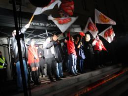 Setki Opolan odpaliło zimne ognie na rynku w solidarności z Gdańskiem