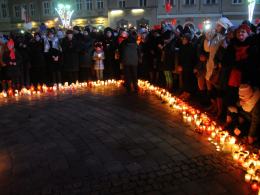 Setki Opolan odpaliło zimne ognie na rynku w solidarności z Gdańskiem