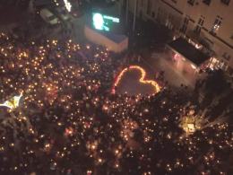 Setki Opolan odpaliło zimne ognie na rynku w solidarności z Gdańskiem