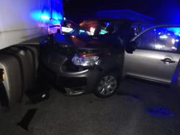 Zderzenie osobówki z ciężarówką blisko Praszki. Uwaga na śliskie jezdnie ! 