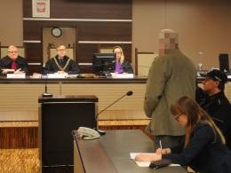 67-latek pobił dłutem brata. Stanął przed sądem