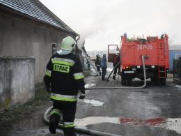 5 zastępów straży zadysponowano do pożaru budynku w Biadaczu