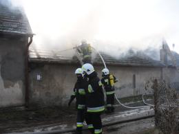 5 zastępów straży zadysponowano do pożaru budynku w Biadaczu