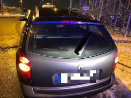 Uciekał przed policją, rozbił się na rondzie