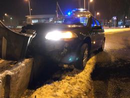 Uciekał przed policją, rozbił się na rondzie