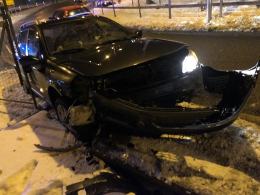 Uciekał przed policją, rozbił się na rondzie
