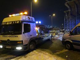 Uciekał przed policją, rozbił się na rondzie