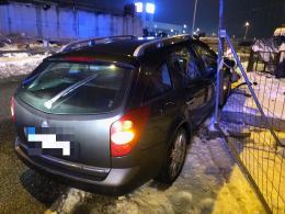 Uciekał przed policją, rozbił się na rondzie