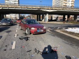 Kierowca Mercedesa wymusił pierwszeństwo na rondzie