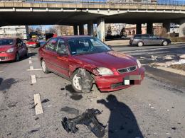 Kierowca Mercedesa wymusił pierwszeństwo na rondzie