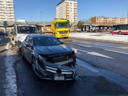 Kierowca Mercedesa wymusił pierwszeństwo na rondzie