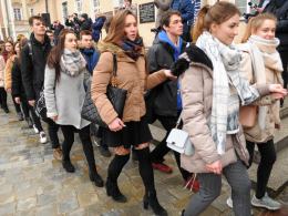 Ponad pół tysiąca maturzystów zatańczyło poloneza na opolskim rynku