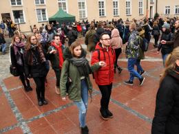 Ponad pół tysiąca maturzystów zatańczyło poloneza na opolskim rynku